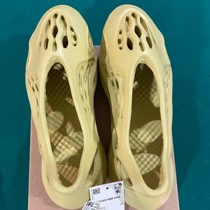 adidas Yeezy Foam RNNR Sulfur (Kids)Size 3